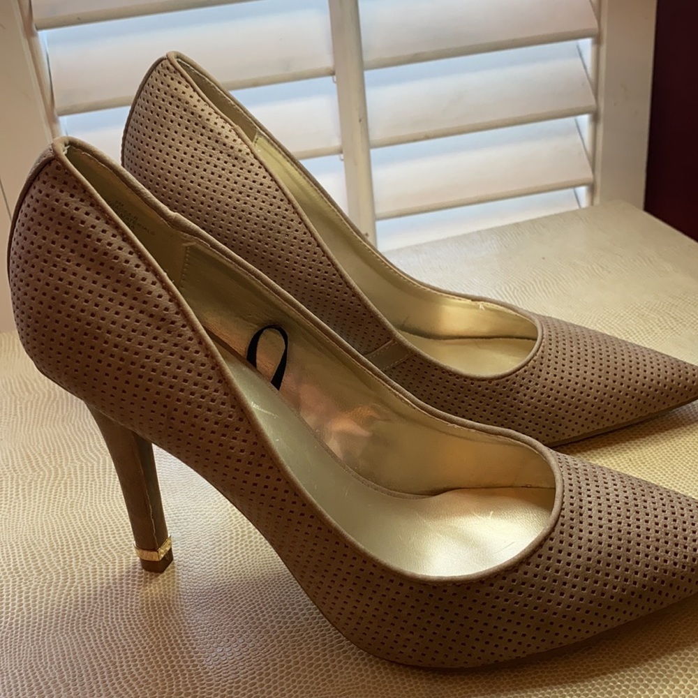 Guess Pumps - Picture 10 of 11